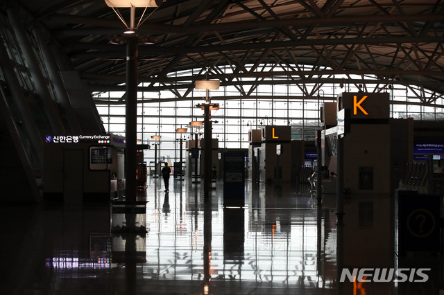 [인천공항=뉴시스]김선웅 기자 = 지난 22일 오후 인천국제공항 출국장이 코로나19 영향으로 한산한 모습을 보이고 있다. 2020.04.23. mangusta@newsis.com