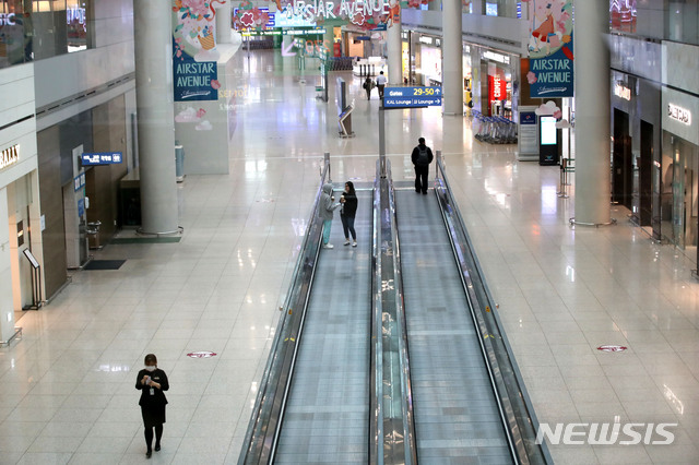 [인천공항=뉴시스]김선웅 기자 = 지난 22일 오후 인천국제공항 면세구역이 코로나19 영향으로 한산한 모습을 보이고 있다. 2020.04.23. mangusta@newsis.com
