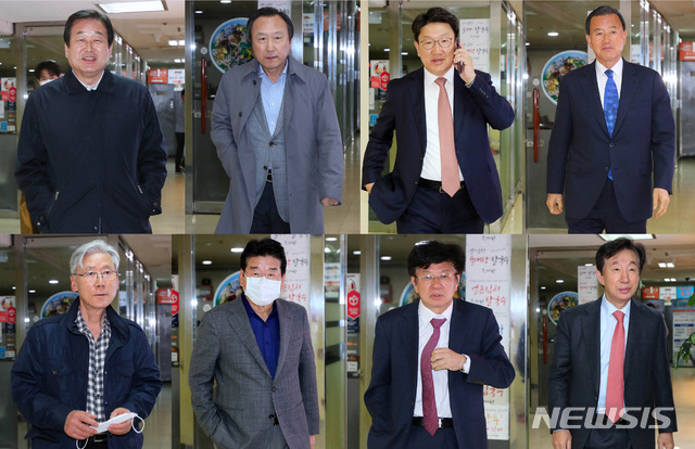 [서울=뉴시스] 장세영 기자 = 과거 비박(비박근혜)계 좌장 역할을 했던 김무성 미래통합당 의원 등이 22일 서울 여의도 한 식당에서 열린 비박계 의원들과 만찬을 위해 입장하고 있다. 사진 왼쪽부터 시계방향으로 김무성, 홍일표, 권성동, 홍문표, 김성태, 이종구, 강석호, 여상규 의원. 2020.04.22.&nbsp;&nbsp; photothink@newsis.com