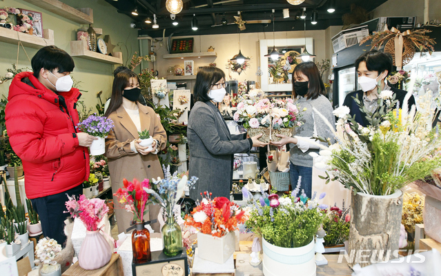 [서울=뉴시스] 서울 동작구 관내 꽃가게에서 꽃을 고르는 모습. (사진=서울 동작구 제공) 2020.04.23. photo@newsis.com 