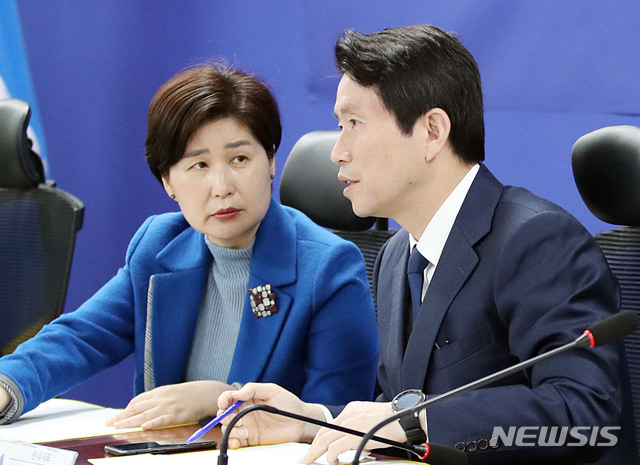 [서울=뉴시스] 김진아 기자 = 더불어민주당 이인영 원내대표와 백혜련 디지털성범죄근절대책단장이 23일 서울 여의도 국회 의원회관에서 열린 디지털 성범죄 근절대책 당정협의에서 대화를 하고 있다. 2020.04.23.&nbsp; bluesoda@newsis.com