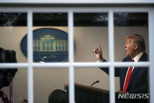 [워싱턴=AP/뉴시스]도널드 트럼프 미국 대통령이 22일(현지시간) 백악관 신종 코로나바이러스 감염증(코로나19) 태스크포스(TF) 정례 회견에 참석해 발언하는 모습. 2020.04.23.