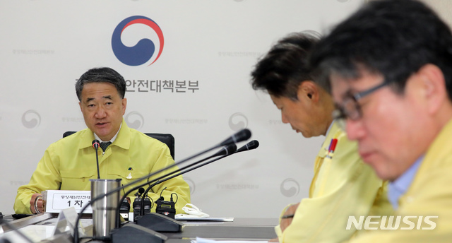 [세종=뉴시스]강종민 기자 = 박능후 중앙재난안전대책본부 1차장(보건복지부 장관)이 23일 오전 정부세종청사에서 열린 신종 코로나바이러스 감염증(코로나19) 대응 중앙사고수습본부 회의에서 모두발언을 하고 있다. 2020.04.23. ppkjm@newsis.com