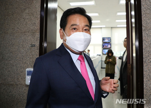 [서울=뉴시스] 김진아 기자 = 심재철 미래통합당 당대표 권한대행이 23일 서울 여의도 국회 원내대표실로 향하면서 취재진의 질문을 받고 있다. 2020.04.23.&nbsp; bluesoda@newsis.com