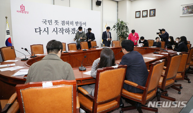 [서울=뉴시스] 김진아 기자 = 미래통합당 당직자들이 23일 서울 여의도 국회에서 열린&nbsp; 총선 관련 사무처 변화방향 등에 대한 간담회에 참석하고 있다. 2020.04.23.&nbsp; bluesoda@newsis.com
