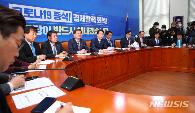 [서울=뉴시스] 장세영 기자 = 이인영 더불어민주당 원내대표가 23일 서울 여의도 국회에서 열린 더불어민주당 정책조정회의에 참석해 현안관련 발언을 하고 있다. 2020.04.23.&nbsp; photothink@newsis.com