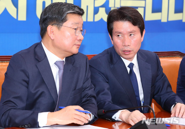[서울=뉴시스] 장세영 기자 = 더불어민주당 이인영(오른쪽) 원내대표와 전해철 예결위 간사가 23일 서울 여의도 국회에서 열린 더불어민주당 정책조정회의에 참석해 대화를 나누고 있다. 2020.04.23. photothink@newsis.com
