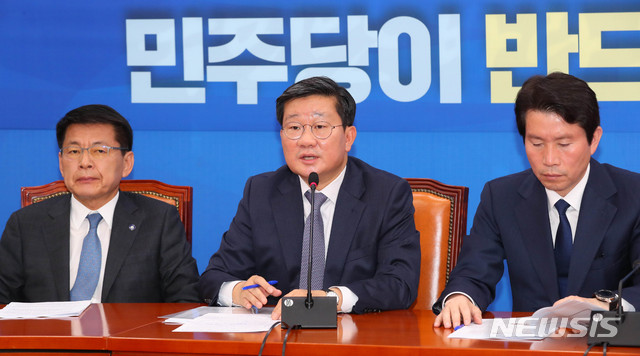 [서울=뉴시스] 장세영 기자 = 전해철(가운데) 더불어민주당 예결위 간사가 23일 서울 여의도 국회에서 열린 더불어민주당 정책조정회의에 참석해 현안관련 발언을 하고 있다. 2020.04.23.&nbsp; photothink@newsis.com