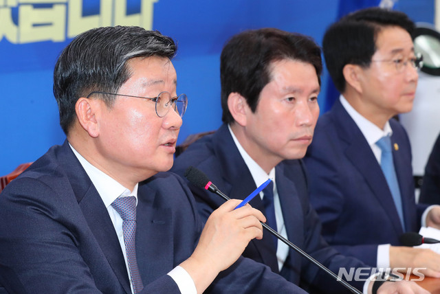 [서울=뉴시스] 장세영 기자 = 전해철(왼쪽) 더불어민주당 예결위 간사가 23일 서울 여의도 국회에서 열린 더불어민주당 정책조정회의에 참석해 현안관련 발언을 하고 있다. 2020.04.23.&nbsp; photothink@newsis.com