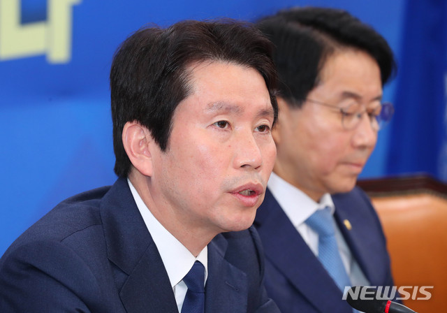 [서울=뉴시스] 장세영 기자 = 이인영(왼쪽) 더불어민주당 원내대표가 23일 서울 여의도 국회에서 열린 더불어민주당 정책조정회의에 참석해 현안관련 발언을 하고 있다. 2020.04.23.&nbsp; photothink@newsis.com