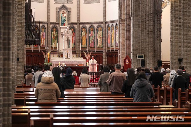 [서울=뉴시스] 최동준 기자 = 코로나19 확산세가 주춤함에 따라 사회적 거리두기 제한이 일부 완화되며 천주교 미사가 제한적으로 시작된 23일 서울 중구 명동성당에서 천주교신자들이 미사에 참여하고 있다. 2020.04.23. photo@newsis.com