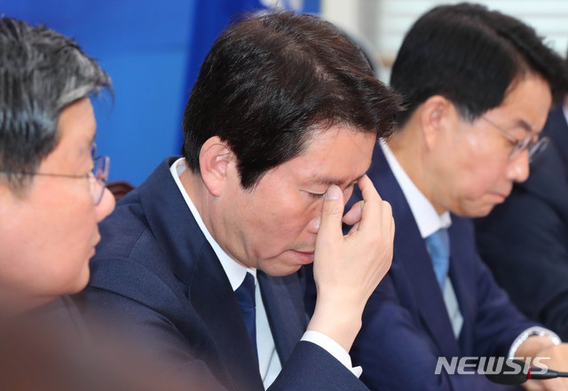 [서울=뉴시스] 장세영 기자 = 이인영 더불어민주당 원내대표가 23일 서울 여의도 국회에서 열린 더불어민주당 정책조정회의에 참석해 회의 자료를 확인하고 있다. 2020.04.23. photothink@newsis.com