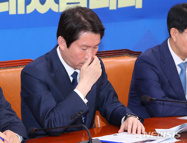 [서울=뉴시스] 장세영 기자 = 이인영 더불어민주당 원내대표가 23일 서울 여의도 국회에서 열린 더불어민주당 정책조정회의에 참석해 회의 자료를 확인하고 있다. 2020.04.23.&nbsp; photothink@newsis.com
