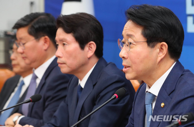 [서울=뉴시스] 장세영 기자 = 조정식(오른쪽) 더불어민주당 정책위의장이 23일 서울 여의도 국회에서 열린 더불어민주당 정책조정회의에 참석해 현안관련 발언을 하고 있다. 2020.04.23. photothink@newsis.com