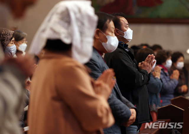 [서울=뉴시스] 최동준 기자 = 코로나 사태로 중단됐던 천주교 미사가 두 달여 만에 재개된 23일 오전 서울 중구 명동성당에서 미사가 열리고 있다. 천주교 서울대교구는 이날 주교좌성당인 명동성당 등 관내 성당 232곳에서 신자들과 함께 하는 미사를 재개한다. 2020.04.23.&nbsp; photo@newsis.com
