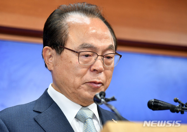 [부산=뉴시스] 하경민 기자 = 오거돈 부산시장이 23일 오전 부산 연제구 부산시청 9층 기자회견장에서 사퇴 기자회견을 하고 있다. 2020.04.23.&nbsp; yulnetphoto@newsis.com