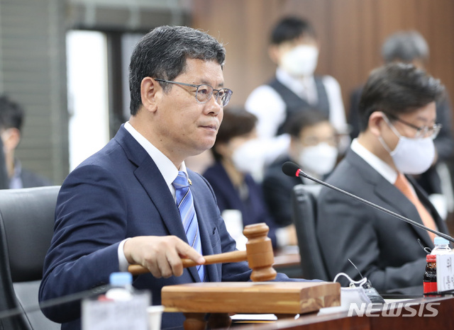[서울=뉴시스] 전진환 기자 = 김연철 통일부장관이 23일 오전 제313차 남북교류협력추진협의회의가 열린 서울 종로구 통일부 대회의실에서 개회를 선언하고 있다. 2020.04.23. amin2@newsis.com