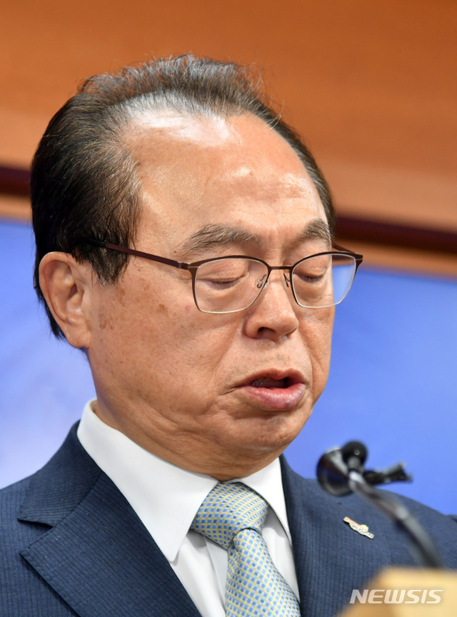 [부산=뉴시스] 하경민 기자 = 오거돈 부산시장이 지난 23일 오전 부산 연제구 부산시청 9층 기자회견장에서 사퇴 기자회견을 하고 있다. 2020.04.23. yulnetphoto@newsis.com