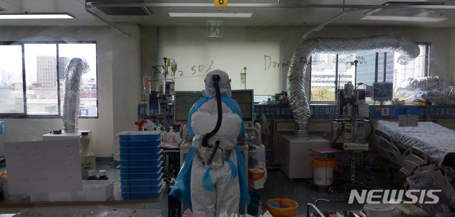 [대구=뉴시스] 이무열 기자 = 신종 코로나바이러스 감염증(코로나19) 사태가 안정세를 보이는 23일 오전 코로나19 중증환자들이 입원 중인 경북대병원 집중치료실에서 간호사들이 환자를 돌보고 있다. 국가지정음압치료병실이 자리한 경북대병원에는 코로나19 중증환자 25명이 입원 중이며 이들을 치료하기 위해 간호사 203명이 투입돼 24시간 3교대로 근무 중이다. 2020.04.23.lmy@newsis.com