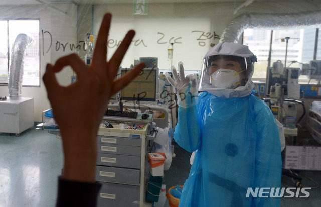 [대구=뉴시스] 이무열 기자 = 신종 코로나바이러스 감염증(코로나19) 사태가 안정세를 보이는 23일 오전 코로나19 중증환자들이 입원 중인 경북대병원 집중치료실에서 간호사들이 환자를 돌보고 있다. 국가지정음압치료병실이 자리한 경북대병원에는 코로나19 중증환자 25명이 입원 중이며 이들을 치료하기 위해 간호사 203명이 투입돼 24시간 3교대로 근무 중이다. 2020.04.23. lmy@newsis.com