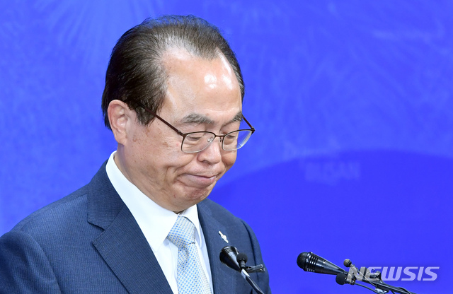 [부산=뉴시스] 하경민 기자 = 오거돈 부산시장이 23일 오전 부산 연제구 부산시청 9층 기자회견장에서 사퇴 기자회견을 하고 있다. 2020.04.23.&nbsp; yulnetphoto@newsis.com