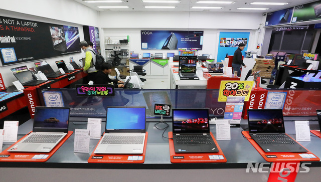 [서울=뉴시스] 고범준 기자 = 서울 용산구 전자랜드의 한 컴퓨터 매장 모습. 2020.04.23. bjko@newsis.com