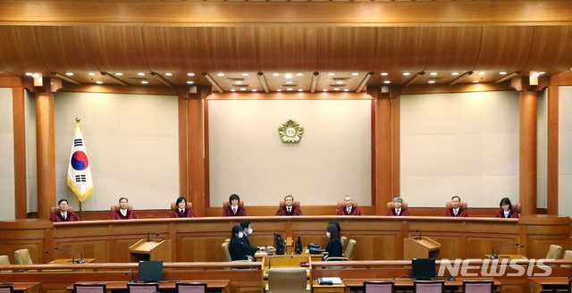 [서울=뉴시스]홍효식 기자 = 유남석 헌법재판소장을 비롯한 재판관들이 23일 오후 서울 종로구 헌법재판소 대심판정에 입장해 자리하고 있다. 2020.04.23. yesphoto@newsis.com