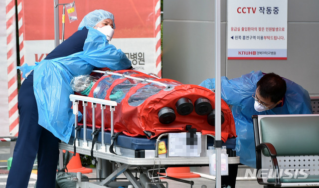 [대구=뉴시스] 이무열 기자 = 국내 신종 코로나바이러스 감염증(코로나19) 신규 확진자가 8명 발생한 23일 대구 중구 경북대학교병원에서 의료진들이 이동식 음압 카트로 확진자를 이송하고 있다. 2020.04.23.lmy@newsis.com