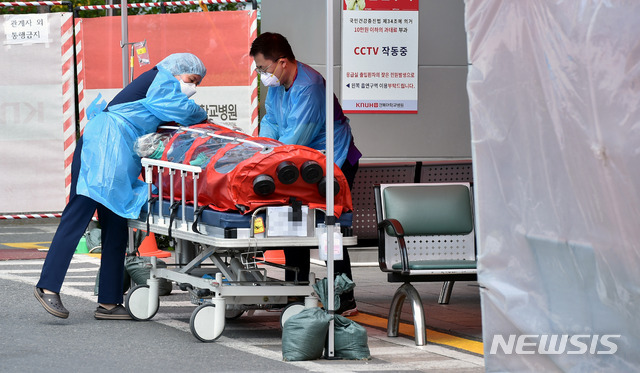 [대구=뉴시스] 이무열 기자 = 국내 신종 코로나바이러스 감염증(코로나19) 신규 확진자가 8명 발생한 23일 대구 중구 경북대학교병원에서 의료진들이 이동식 음압 카트로 확진자를 이송하고 있다. 2020.04.23. lmy@newsis.com