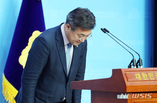 [서울=뉴시스] 장세영 기자 = 윤호중 더불어민주당 사무총장이 23일 서울 여의도 국회 소통관에서 오거돈 부산시장 성추행 사건 관련 기자회견을 열고 국민께 사과 발언을 하고 있다. 2020.04.23.&nbsp; photothink@newsis.com