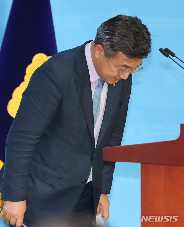 [서울=뉴시스] 장세영 기자 = 윤호중 더불어민주당 사무총장이 23일 서울 여의도 국회 소통관에서 오거돈 부산시장 성추행 사건 관련 기자회견을 열고 국민께 사과 발언을 하고 있다. 2020.04.23.&nbsp; photothink@newsis.com