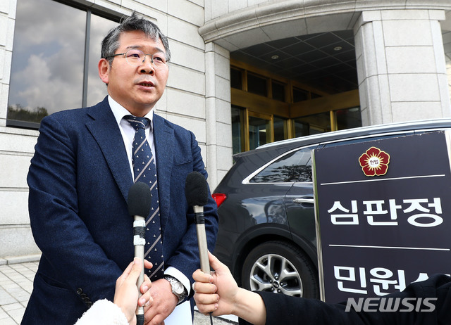 [서울=뉴시스]홍효식 기자 = 고 백남기 농민 변호단 단장인 이정일 변호사가 23일 오후 서울 종로구 헌법재판소에서 직사살수 행위 위헌확인 등에 대한 헌법소원 선고가 끝난 뒤 브리핑하고 있다. 2020.04.23. yesphoto@newsis.com