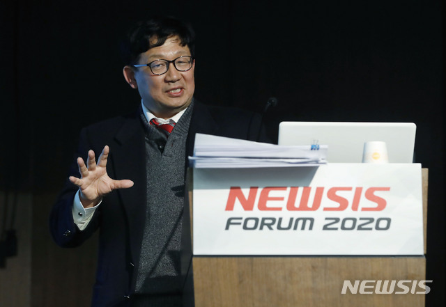 [서울=뉴시스] 최동준 기자 = 우상욱 부경대 물리학과 교수가 23일 서울 중구 은행회관 국제회의실에서 열린 'K-바이오 글로벌 시장 제패 전략' 제4회 뉴시스 제약·바이오 포럼에서 초청 연사 강연을 하고 있다. 2020.04.23.&nbsp; photocdj@newsis.com