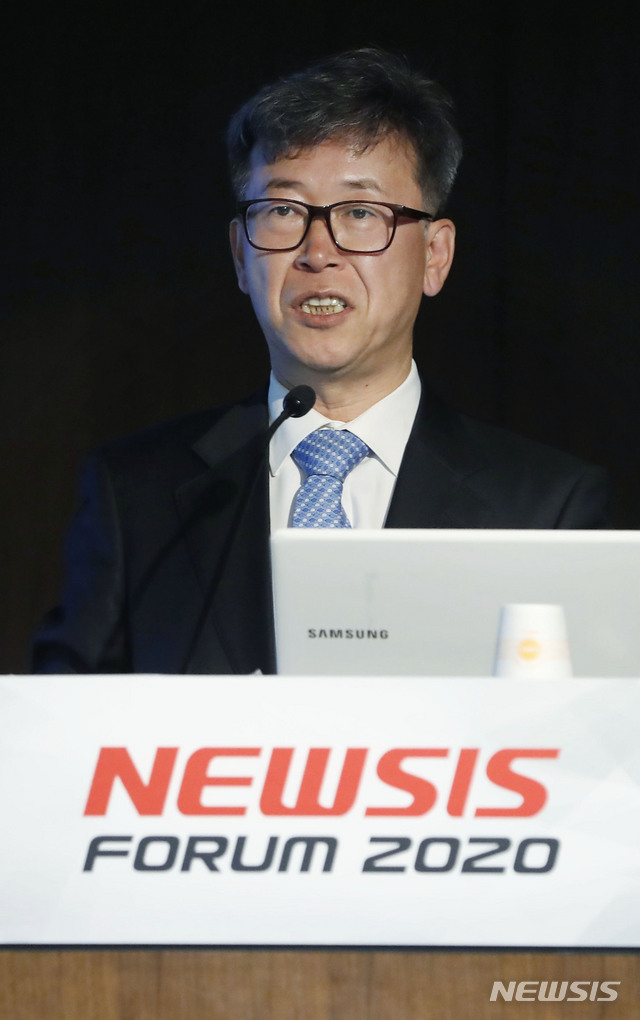 [서울=뉴시스] 최동준 기자 = 김형기 뉴시스 대표이사 사장이 23일 서울 중구 은행회관 국제회의실에서 열린 'K-바이오 글로벌 시장 제패 전략' 제4회 뉴시스 제약·바이오 포럼에서 인사말을 하고 있다. 2020.04.23. photocdj@newsis.com