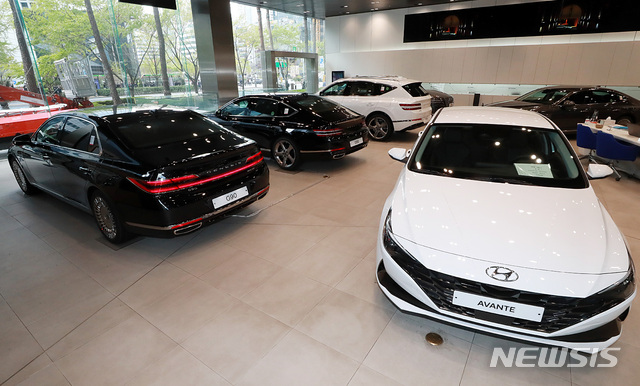 [서울=뉴시스] 이영환 기자 = 현대자동차가 재무제표 기준 1분기 영업이익을 발표한 23일 오후 서울 시내의 현대자동차 판매점에 아반떼와 제네시스 시리즈가 전시되어 있다. 이날 현대자동차는 1분기 영업이익이 8638억원으로 잠정 집계됐다고 공시했으며 이는 지난해 같은 기간에 비해 4.7% 증가한 수치이다. 또한 신종 코로나바이러스 감염증(코로나19)으로 인한 타격은 3월 중순 이후 본격화해 1분기 실적에는 거의 반영되지 않은것으로 알려졌다. 2020.04.23.&nbsp;&nbsp; 20hwan@newsis.com