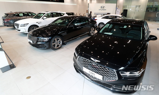 [서울=뉴시스] 이영환 기자 = 서울 시내의 현대자동차 판매점에 제네시스 시리즈가 전시되어 있다. 2020.04.23. 20hwan@newsis.com