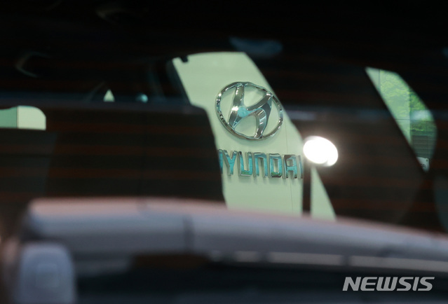 [서울=뉴시스] 이영환 기자 = 현대자동차가 재무제표 기준 1분기 영업이익을 발표한 23일 오후 서울 시내의 현대자동차 판매점에 전시된 제네시스 GV80 창문뒤로 로고가 보이고 있다. 이날 현대자동차는 1분기 영업이익이 8638억원으로 잠정 집계됐다고 공시했으며 이는 지난해 같은 기간에 비해 4.7% 증가한 수치이다. 또한 신종 코로나바이러스 감염증(코로나19)으로 인한 타격은 3월 중순 이후 본격화해 1분기 실적에는 거의 반영되지 않은것으로 알려졌다. 2020.04.23.&nbsp;&nbsp; 20hwan@newsis.com