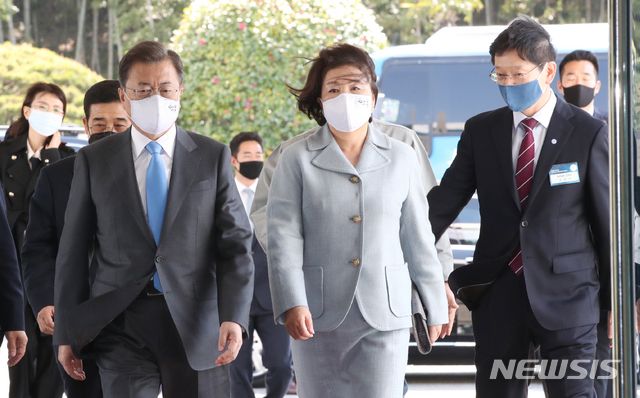 [거제=뉴시스] = 문재인 대통령과 김정숙 여사. (사진=뉴시스DB)2020.04.23