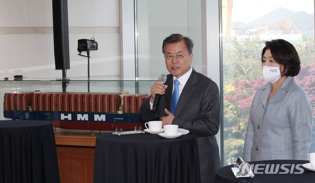 [거제=뉴시스]박영태 기자 = 문재인 대통령이 23일 경남 거제시 대우조선해양 옥포조선소에서 열린 세계 최대 컨테이너선 '알헤시라스' 호 명명식 사전간담회에 참석해 발언하고 있다. 2020.04.23since1999@newsis.com