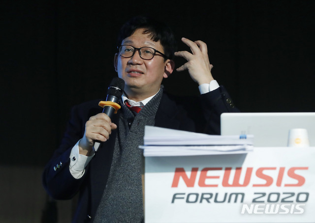 [서울=뉴시스] 최동준 기자 = 우상욱 부경대 물리학과 교수가 23일 서울 중구 은행회관 국제회의실에서 열린 'K-바이오 글로벌 시장 제패 전략' 제4회 뉴시스 제약·바이오 포럼에서 초청 연사 강연을 하고 있다. 2020.04.23.&nbsp; photocdj@newsis.com