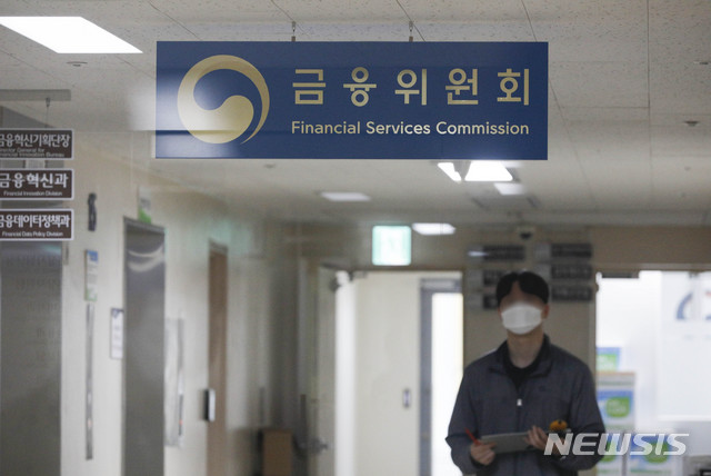 [서울=뉴시스] 박민석 기자 = 서울 종로구 정부서울청사에서 관계자가 업무를 보고 있다. 2020.04.23. mspark@newsis.com