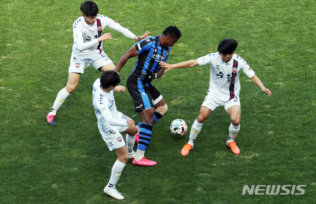 [인천=뉴시스] 이종철 기자 = 신종 코로나바이러스 감염증(코로나19)으로 연기됐던 프로축구 K리그가 5월 개막을 목표로 준비에 나선 가운데 인천 유나이티드가 23일 오후 인천시 중구 인천축구전용경기장에서 수원FC와 K리그 구단 중 가장 먼저 시범 경기를 진행하고 있다. 2020.04.23. jc4321@newsis.com