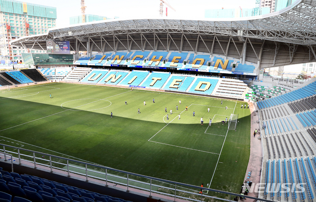 [인천=뉴시스] 이종철 기자 = 신종 코로나바이러스 감염증(코로나19)으로 연기됐던 프로축구 K리그가 5월 개막을 목표로 준비에 나선 가운데 인천 유나이티드가 23일 오후 인천시 중구 인천축구전용경기장에서 수원FC와 K리그 구단 중 가장 먼저 시범 경기를 진행하고 있다. 2020.04.23. jc4321@newsis.com