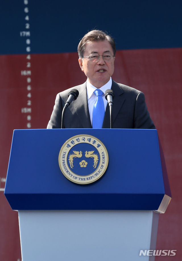 [거제=뉴시스]박영태 기자 = 문재인 대통령이 23일 경남 거제시 대우조선해양 옥포조선소에서 열린 세계 최대 컨테이너선 '알헤시라스' 호 명명식에 참석해 축사하고 있다. 2020.04.23 since1999@newsis.com