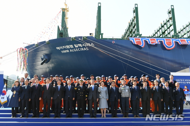 [거제=뉴시스]박영태 기자 = 문재인 대통령과 김정숙 여사가 23일 경남 거제시 대우조선해양 옥포조선소에서 열린 세계 최대 컨테이너선 '알헤시라스' 호 명명식에 참석해 기념촬영을 하고 있다. 2020.04.23 since1999@newsis.com