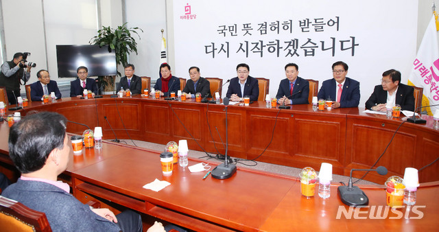 [서울=뉴시스] 장세영 기자 = 김성원(오른쪽 네번째) 미래통합당 의원이 23일 서울여의도 국회에서 열린 미래통합당 재선 당선자 모임에 참석해 현안관련 발언을 하고 있다. 2020.04.23.&nbsp; photothink@newsis.com