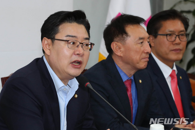 [서울=뉴시스] 장세영 기자 = 김성원(왼쪽) 미래통합당 의원이 23일 서울여의도 국회에서 열린 미래통합당 재선 당선자 모임에 참석해 현안관련 발언을 하고 있다. 2020.04.23. photothink@newsis.com