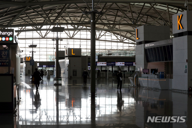 [인천공항=뉴시스] 이윤청 기자 = 코로나 19의 장기화로 인천국제공항 1터미널 출국장이 한산하다. 2021.03.19. radiohead@newsis.com