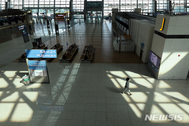 [인천공항=뉴시스] 이윤청 기자 = 23일 오후 인천국제공항 1터미널 출국장이 한산하다. 신종 코로나바이러스 감염증(코로나19) 여파로 여객 발길이 끊기면서 인천국제공항이 17년 만에 적자가 예상된다. 인천국제공항공사는 올해 당기순이익이 163억 적자를 기록할 전망이라고 23일 밝혔다. 지난해 8823억원 이익에서 102% 감소한 것으로 2003년 이후 17년 만에 적자 관측이다. 2020.04.23. radiohead@newsis.com