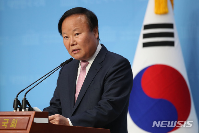 [서울=뉴시스] 김진아 기자 = 김재원 국회 예결위원장이 23일 서울 여의도 국회 소통관에서 긴급재난지원금(추경) 관련 기자회견을 하고 있다. 2020.04.23.&nbsp;&nbsp;&nbsp; bluesoda@newsis.com